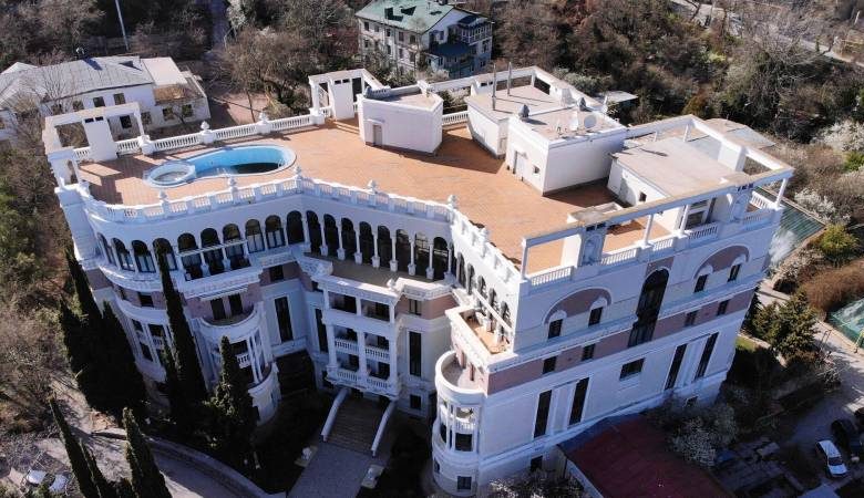 
Продажа роскошной квартиры Зеленских в Крыму: внутри «законсервированного» жилья с подземным паркингом и видом на море                