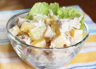 Салат с курицей и ананасами