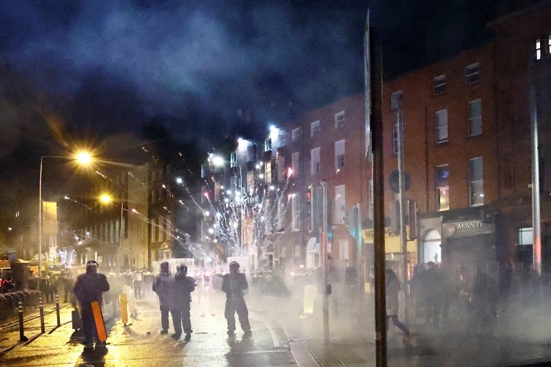 
Протесты в Дублине: граждане требуют безопасности после нападения мигранта                