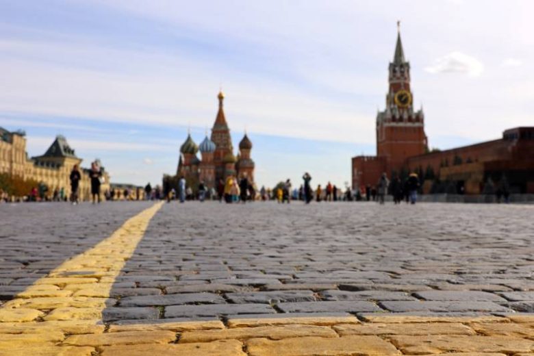 
Депутат предложил высечь плетью на Красной площади звёзд, поливавших Россию грязью                