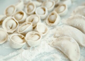 Почему стоит отдать предпочтение пельменям ручной лепки?