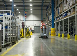 Что входит в услугу клининг склада?