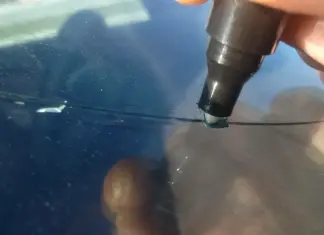 Как убрать скол на лобовом стекле?